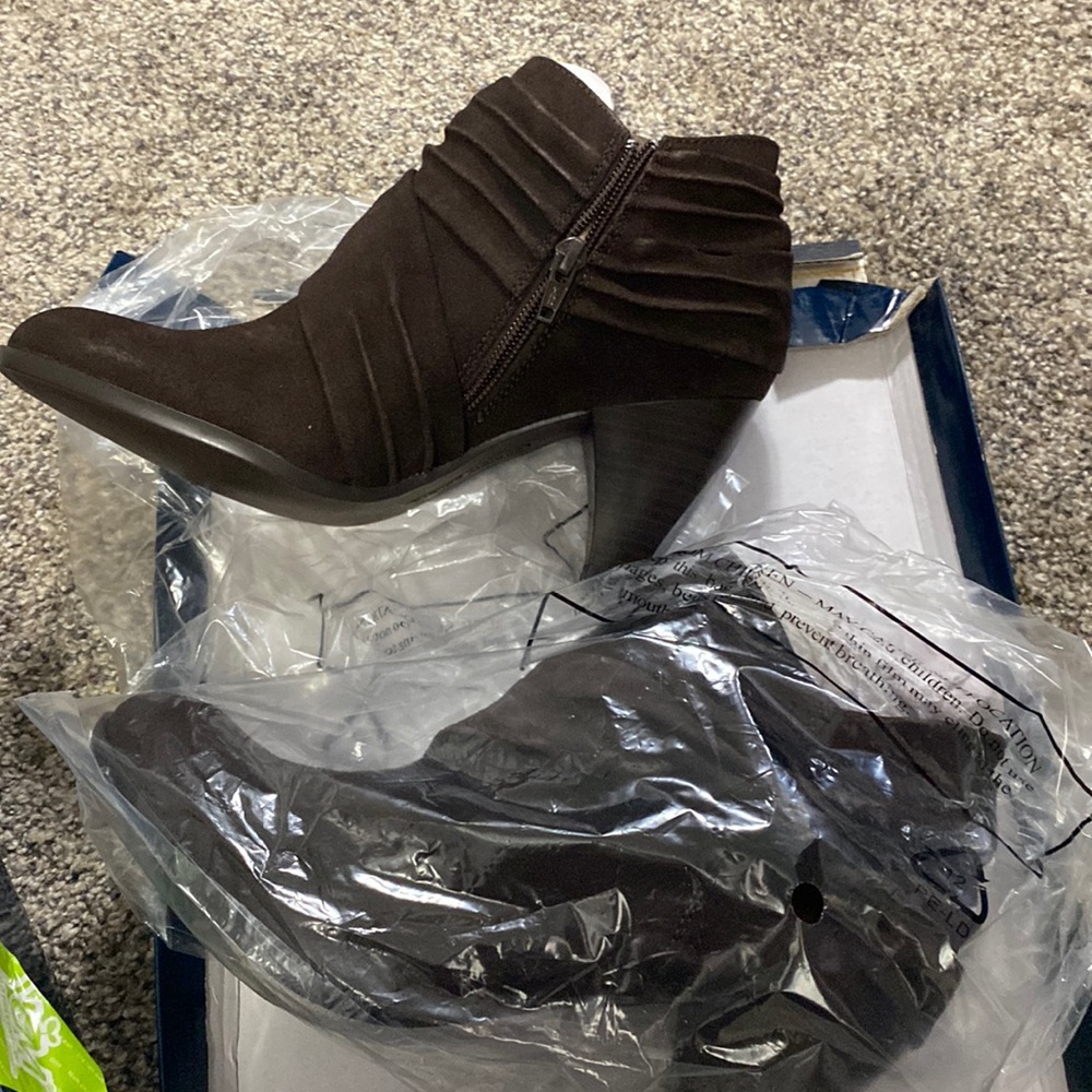 Andrew Geller brand new size 7.5 brown ankle boot